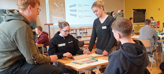 Gruppe von Jugendlichen am Tisch