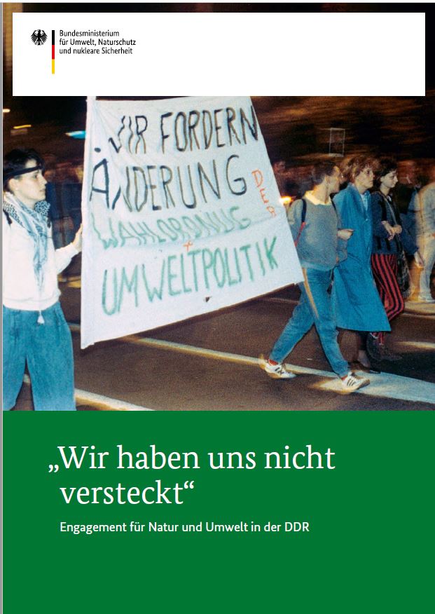 Blick auf die Montagsdemonstration am 23.10.1989 in Leipzig, während der Transparente für Umweltschutz und geheime Wahlen hochgehalten werden.