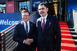 Handschlag zwischen Carsten Schneider und Murat Kurum