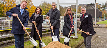 Dr. Andreas Holstein, Bürgermeister der Stadt Altena, Rita Schwarzelühr-Sutter, Parlamentarische Staatssekretärin im Bundesumweltministerium,  die beiden Vorstände des Ruhrverbands, Prof. Norbert Jardin und Dr. Antje Mohr sowie Harro Feckler, Leiter des Regionalbereichs Süd,  beim 1. Spatenstich zum Neubau der Kläranlage Altena.