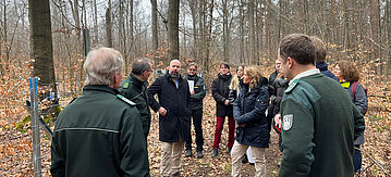 Steffi Lemke im Gespräch mit Verantwortlichen auf den Bundesforst-Flächen