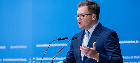 Carsten Schneider hält eine Rede.