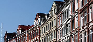 Hausfassade mit blauem Himmel
