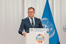 Carsten Schneider hält eine Rede. 