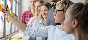 Gruppe bespricht sich im Büro
