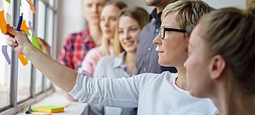 Gruppe bespricht sich im Büro