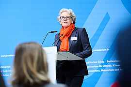 Teilnehmerin am Rednerpult