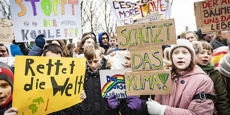 Kinder mit Plakaten