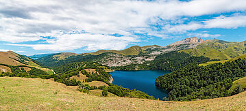Blick auf den Bergsee MaralGol in Aserbaidschan