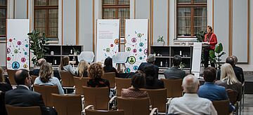 Staatssekretärin Dr. Christiane Rohleder auf der Bühne. Weitere Informationen siehe Bildunterschrift