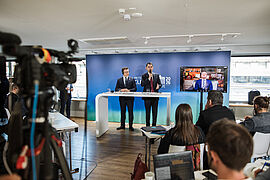 Carsten Schneider und Murat Kurum geben eine Pressekonferenz.