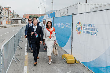 Bundesumweltminister Carsten Schneider (links) und die Parlamentarische Staatssekretärin Rita Schwarzelühr-Sutter (rechts) bei der UN-Weltozeankonferenz in Nizza. Weitere Informationen siehe Bildunterschrift