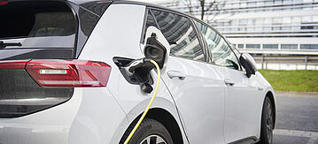 Elektroauto beim Auftanken an einer Ladestation