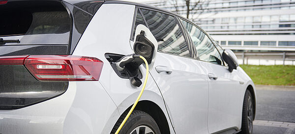 Elektroauto beim Auftanken an einer Ladestation
