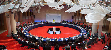 Blick von oben in einen roten Konferenzsaal