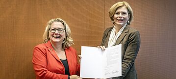 Die Bundesministerin für Ernährung und Landwirtschaft, Julia Klöckner, und die Bundesministerin für Umwelt, Naturschutz und nukleare Sicherheit, Svenja Schulze, haben gemeinsam mit allen Amtskolleginnen und -kollegen aus den Ländern die Bund-Länder-Zielvereinbarung zum Klimaschutz durch Moorbodenschutz unterschrieben
