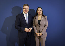 Carsten Schneider und Alexandria Ocasio-Cortez