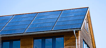 Das Solardach eines energetischen Holzhauses.
