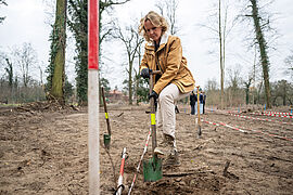 Spatenstich von Steffi Lemke bei der Jugendbaumpflanzung in Dessau