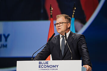 Carsten Schneider hält eine Rede.. Weitere Informationen siehe Bildunterschrift