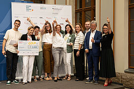 Gewinner des Wettbewerbs "Energiesparmeister Gold" auf der Bühne