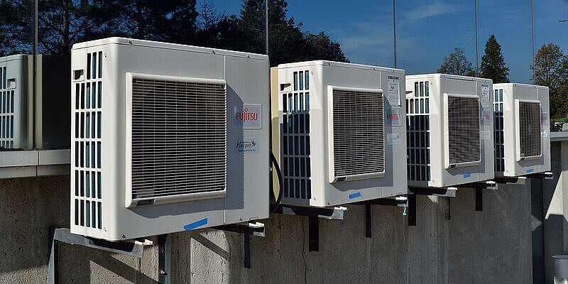 Klimaanlagen an einer verglasten Fassade