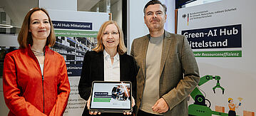 Dr. Constanze Haug, ZUG, Dr. Susanne Lottermoser, BMUV, Prof. Dr. Oliver Thomas, DFKI – stellen das neue Hintergrundpapier des Green-AI Hub vor und eröffnen das Green-AI Hub Forum 2025.