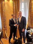 Händedruck zwischen Carsten Schneider und Gavin Newsom