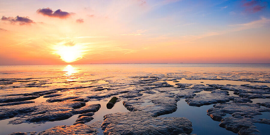 Das Wattenmeer in Niedersachsen im Sonnenuntergang. 