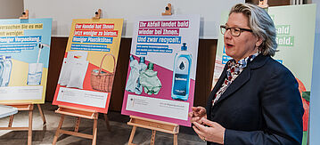 Svenja Schulze steht vor den Kampagnen-Plakaten.