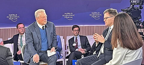 Carsten Schneider auf der Bühne beim Gespräch in Davos