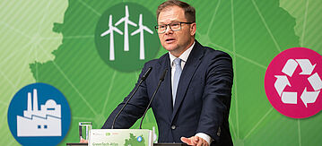 Carsten Schneider hält bei der Veranstaltung eine Rede. 