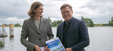 IGB-Direktorin Prof. Dr. Sonja Jähnig übergibt den Abschlussbericht an Bundesumweltminister Carsten Schneider.