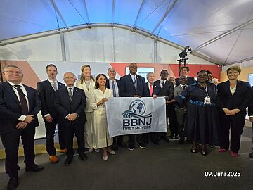 Gruppenfoto mit Rita Schwarzelühr-Sutter bei der Weltozeankonferenz in Nizza. Weitere Informationen siehe Bildunterschrift