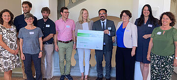 Christian Kühn übergibt Förderscheck an das Projekt "Naturvielfalt Westallgäu – Miteinander für Moore & mehr"