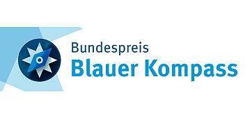 Illustration eines blauen Kompasses mit Schriftzug "Bundespreis Blauer Kompass"