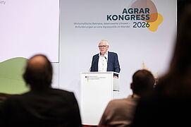 Jochen Flasbarth hält eine Rede.