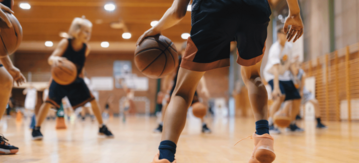 Basketballspieler, der Basketball aufprallt