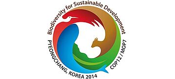 Grafik: Bunter Kreis mit roten, grünen, blauen und braunen Flächen. Drumherum steht: COP12/MOP7 Pyeongchang Korea 2014.