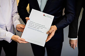 Bundesumweltminister Carsten Schneider nimmt das Gutachten des Expertenrats für Klimafragen entgegen.
