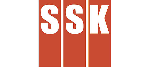 Logo der Strahlenschutzkommission: Schwarze Buchstaben SSK auf orange