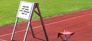 Tartanbahn mit Warnschild