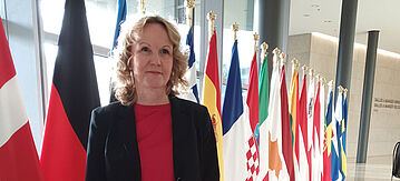 Steffi Lemke vor EU-Fahnen