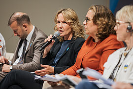 Steffi Lemke spricht ins Mikrofon