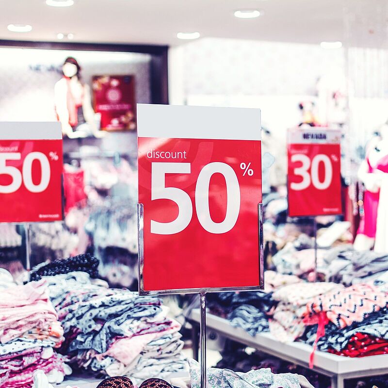 Kleidung in einem Textilgeschäft