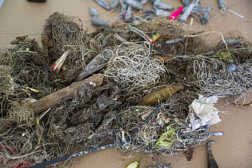 Müllhaufen aus dem Meer: Netze, Metall, Plastik. Weitere Informationen siehe Bildunterschrift