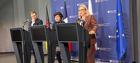 Bundesumweltminister Carsten Schneider, die französische Umweltministerin Monique Barbut sowie die polnische Klimaministerin Paulina Hennig-Kloska auf dem Podium