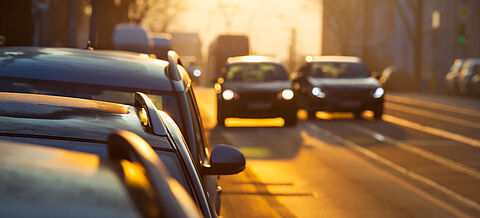 Autos ind er Stadt in der Abenddämmerung