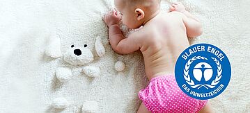 Baby auf Kuscheldecke