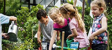 Kinder im Garten